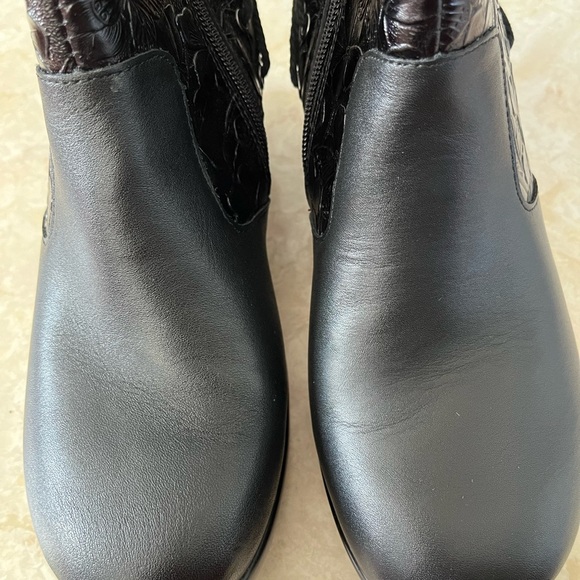 Alegria Black Ankle Booties with Quilted Design - Picture 13 of 13